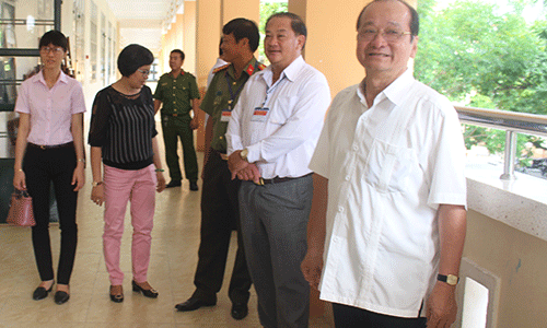 Đồng chí Trần Thanh Đức kiểm tra tại  điểm thi Trường THCS Đoàn Giỏi. 