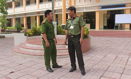 Đại tá Phan Văn Trảng động viên các chiến sĩ tại điểm thi Trường THCS Lê Ngọc Hân. 