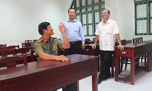 Đồng chí Trần Thanh Đức kiểm tra tại  điểm thi Trường THPT Nguyễn Đình Chiểu. 