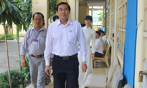 Chủ tịch UBND tỉnh Lê Văn Hưởng kiển tra tại điểm thi THPT Lê Văn Phẩm. 