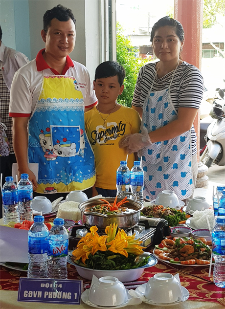 Gia đình chị Phạm Thị Hồng (ngụ phường 1) tham gia Hội thi “Bữa cơm gia đình yêu thương” tại TX. Cai Lậy.