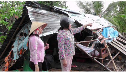 Nhiều nhà dân bị sập hoàn toàn do lốc xoáy ở Thạnh Lộc.