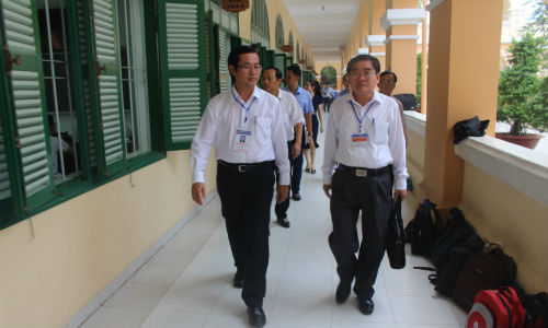 Thứ trưởng Nguyễn Văn Phúc kiểm tra tại Trường THPT Nguyễn Đình Chiểu. 