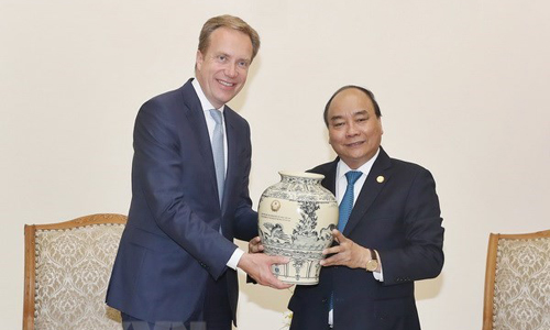 Prime Minister Nguyen Xuan Phuc (R) and WEF President Borge Brende (Source: VNA)