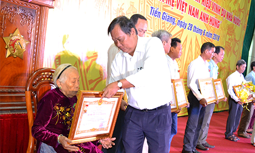 Lãnh đạo tỉnh trao Bằng công nhận Bà Mẹ Việt Nam Anh hùng và Khánh vàng cho thân nhân các bà mẹ đã từ trần.