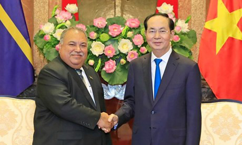  President Tran Dai Quang (right) and President of the Republic of Nauru Baron Divavesi Waqa (Source: VNA)