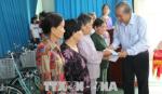 Phó Thủ tướng Trương Hòa Bình tặng quà gia đình chính sách tại Tiền Giang