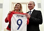 Tổng thống Nga được tặng áo thi đấu của Croatia
