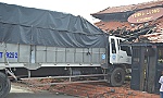 Xe tải tông sập sảnh trước nhà hàng Trung Lương