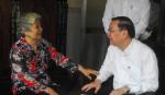 Bộ trưởng Bộ KH&CN thăm, tặng quà Bà mẹ Việt Nam Anh hùng