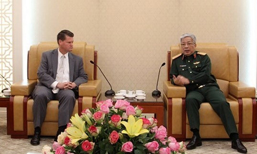 Deputy Defence Minister Nguyen Chi Vinh (R) and US Assistant Secretary of Defence for Asian and Pacific Security Affairs Randall Schriver. (Photo: VNA)