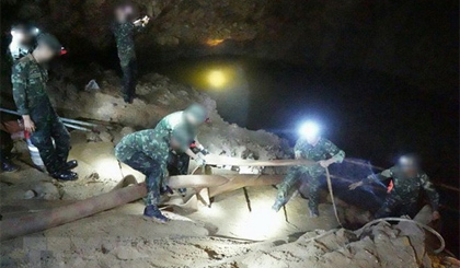 Lực lượng đặc nhiệm Thái Lan tham gia tìm kiếm đội bóng thiếu niên mất tích tại hang Tham Luang ngày 30-6. Nguồn: THX/TTXVN