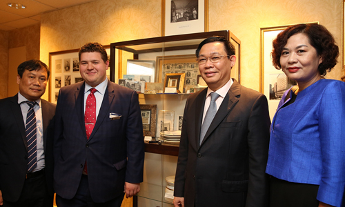 Deputy Prime Minister Vuong Dinh Hue (second from right) visited Omni Parker House where late President Ho Chi Minh worked from 1911-1913 during his journey to seek a path toward national liberation as part of his working visit to the US. (Photo: MOFA)