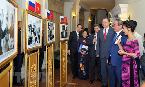 Delegates visit the exhibition 