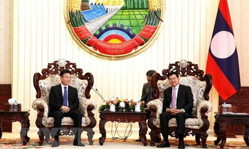  Lao Prime Minister Thongloun Sisoulith (R) receives Vietnamese Minister of Justice Le Thanh Long (Photo: VNA)
