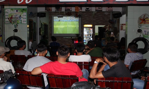 Các quán cà phê thu hút nhiều khách hàng vào dịp World Cup