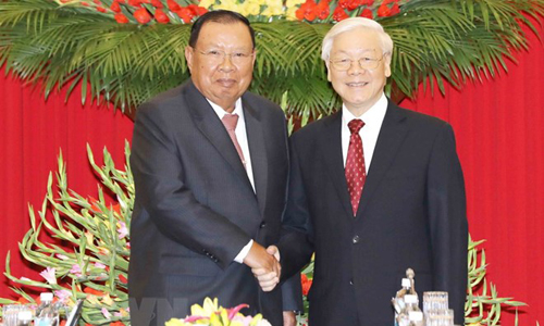   General Secretary of the Lao People’s Revolutionary Party (LPRP) and President of Laos Bounnhang Vorachith shakes hands with General Secretary of the Communist Party of Vietnam (CPV) Nguyen Phu Trong. (Photo: VNA)