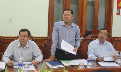  Phó Giám đốc Sở Kế hoạch và Đầu tư Nguyễn Đình Thông báo cáo về các dự án đầu tư.