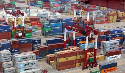 Xếp dỡ hàng hóa tại cảng ở Thanh Đảo, tỉnh Sơn Đông, Trung Quốc ngày 30/4. (Nguồn: EPA/TTXVN)