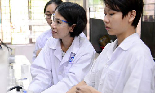 TS Nguyễn Thị Lệ Thu (giữa) tại phòng thí nghiệm. (Ảnh: Hà Phương).
