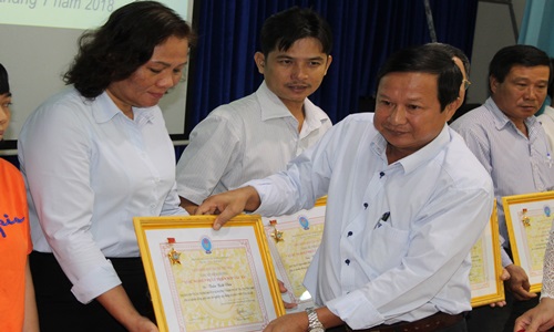 Chủ tịch Liên minh HTX tỉnh Tiền Giang Nguyễn Văn Hồng trao bằng khen cho các cá nhân có thành tích xuất sắc