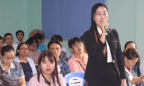 Đại diện Công ty TNHH Thực Nghiệp Dệt Kang Na đưa ra kiến nghị tại buổi đối thoại.