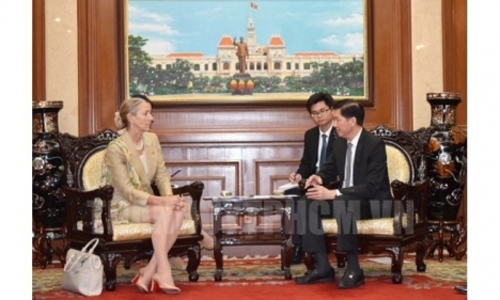 Vice Chairman of the Ho Chi Minh City People’s Committee Tran Vinh Tuyen (R) receives Baroness Fairhead, Minister of State for Trade and Export Promotion at the UK Department for International Trade. (Photo: hcmcpv.org.vn)