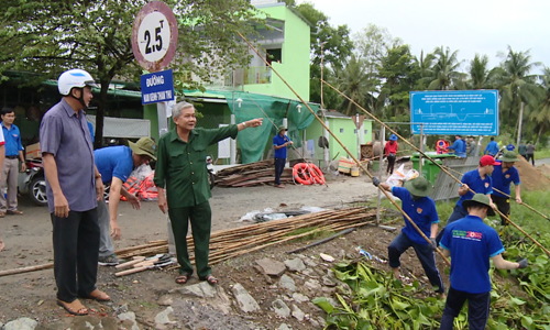 Đồng chí Trần Long Thôn, Ủy viên Ban Thường vụ, Trưởng Ban Dân vận Tỉnh ủy, kiểm tra công trình trục vớt lục bình trên tuyến kênh Tham Thu.