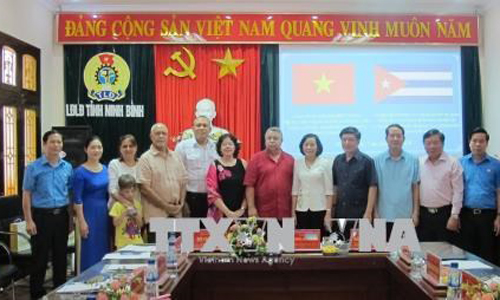 Participants at the meeting between the CTC delegation and Ninh Binh leaders (Photo: VNA)