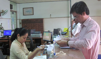 Customers register to use public services through the post office. Photo: VAN ANH