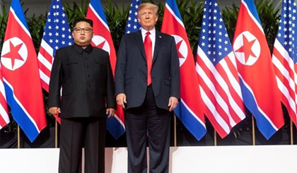 Tổng thống Mỹ Donald Trump (phải) và nhà lãnh đạo Triều Tiên Kim Jong-un tại cuộc gặp thượng đỉnh Mỹ- Triều ở Singapore ngày 12-6. Nguồn: YONHAP/TTXVN