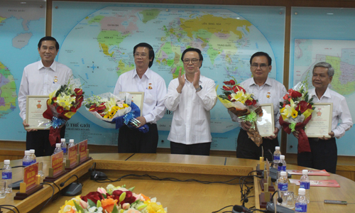 Trưởng Ban Đối ngoại Trung ương Hoàng Bình Quân trao Kỷ niệm chương “Vì sự nghiệp đối ngoại Đảng” cho lãnh đạo tỉnh.