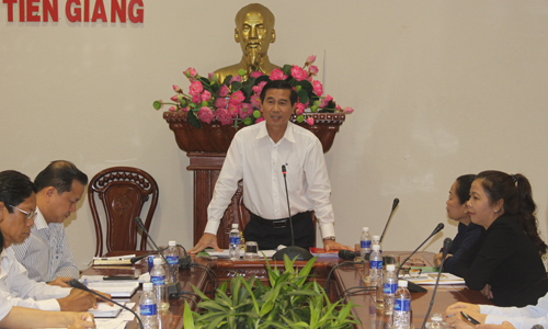  Chairman of the PPC Le Van Huong speaks at the meeting. Photo: M.THANH
