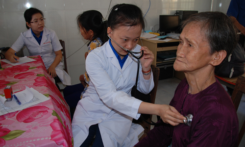 Bác sĩ Bệnh viện đa khoa Trung tâm Tiền Giang khám bệnh cho người dân