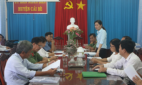 Đoàn làm việc với BCĐ huyện Cái Bè.