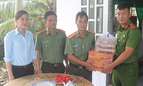 Đại tá Nguyễn Văn Lộc tặng quà cho Đội hình Hành quân xanh Trường Đại học Cảnh sát nhân dân ở xã Hiệp Đức, huyện Cai Lậy.