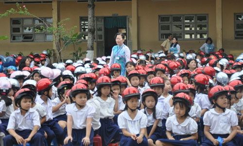 Đội nón bảo hiểm nhằm góp phần giảm thương tích cho trẻ em khi TNGT xảy ra. 