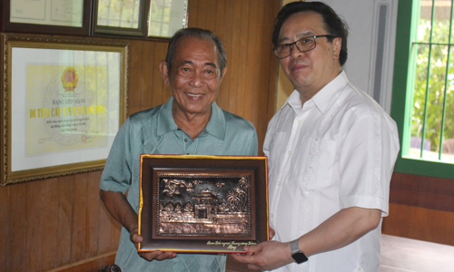 Chairman of the Communist Party of Vietnam (CPV) Central Committee’s Commission for External Relations Hoang Binh Quan (R) gave souvenirs to Ba Duc's ancient house.
