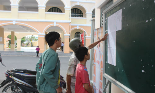 Phụ huynh và học sinh xem kết quả phúc khảo tại Trường THPT Nguyễn Đình Chiểu. 