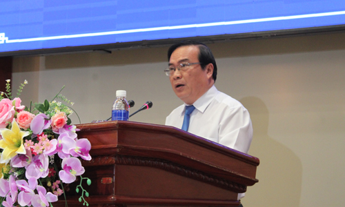 Các Phó Chủ tịch UBND tỉnh Trần Thanh Đức, Phạm Anh Tuấn  giải trình vấn đề dân sinh bức xúc.