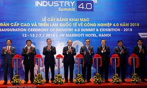 PM Nguyen Xuan Phuc (fourth from left) and other officials attend the inauguration ceremony of Industry 4.0 Summit and Expo 2018 (Photo: VNA)