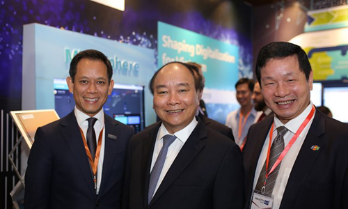 Thủ tướng Nguyễn Xuân Phúc tới thăm gian hàng của Siemens tại Industry 4.0 Summit (Nguồn: Siemens Việt Nam)