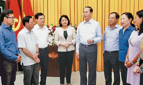 President Tran Dai Quang, Vice President Dang Thi Ngoc Thinh and staff of the Presidential Office.