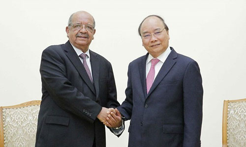 Prime Minister Nguyen Xuan Phuc (right) and Algerian Foreign Minister Abdelkader Messahel (Source: VNA)