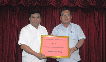 Bộ trưởng Bộ Kế hoạch và Đầu tư Nguyễn Chí Dũng tặng 100 triệu đồng cho Quỹ vì người nghèo tỉnh Tiền Giang.