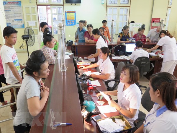 Người dân có thẻ BHYT làm thủ tục khám, chữa bệnh tại bệnh viện đa khoa tỉnh Sơn La. (Ảnh: Hữu Quyết/TTXVN)