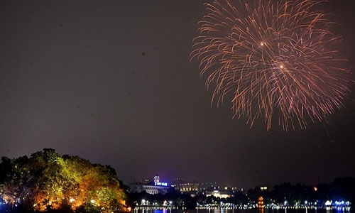 Glittering firework shows lit up the sky over Hanoi's Hoan Kiem Lake on New Year's Eve. (Photo: NDO)