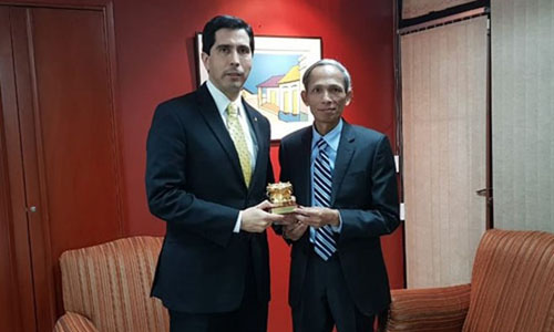 Ambassador Dang Xuan Dung (R) and Deputy Foreign Minister of Paraguay Federico Gonzalez (Photo: Vietnamese Embassy in Argentina)