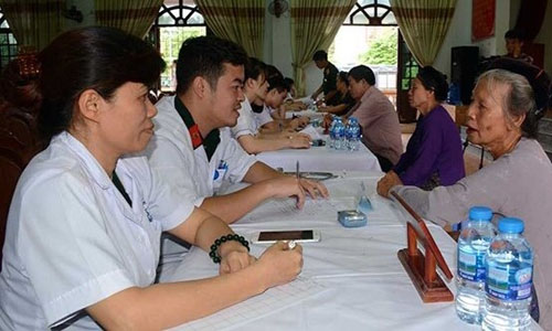 The National Institute of Bún on July 14 provided free medical checkups and gifts for 300 policy beneficiaries and needy people in Viet Xuan commune. (Photo: trianlietsi.vn)