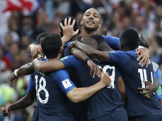 Các cầu thủ Pháp ăn mừng